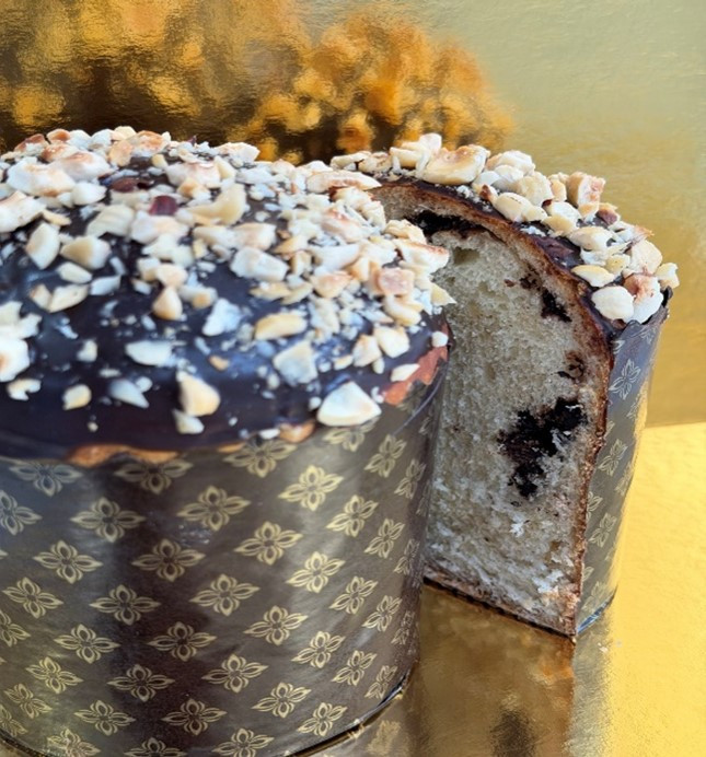 Паска з горіхами та шоколадом